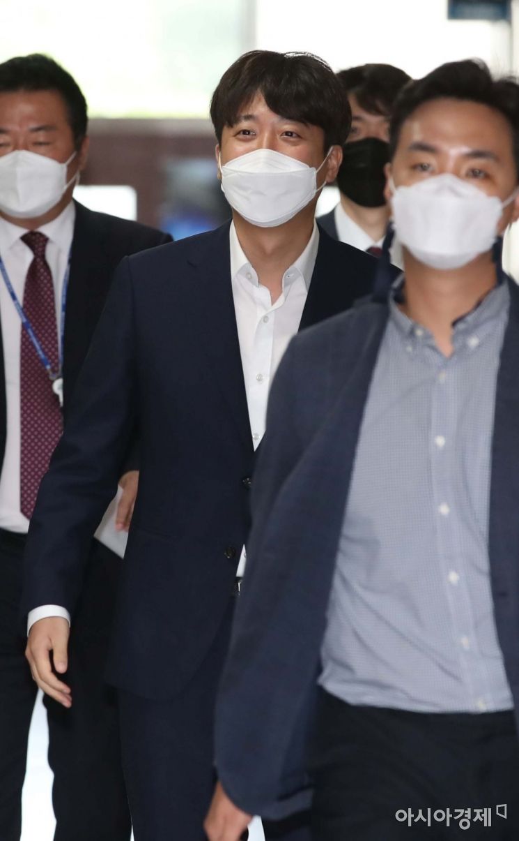 이준석 국민의힘 대표가 6일 국회에서 최고위원회의를 마치고 대선 예비후보인 윤석열 전 검찰총장과 회동을 위해 당대표실로 들어가고 있다./윤동주 기자 doso7@