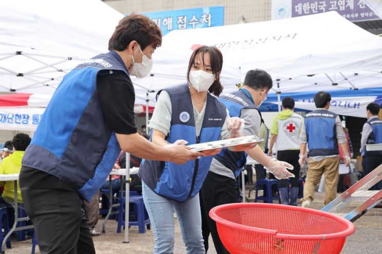 한수원 봉사단이 피해 상인을 위한 식사제공 봉사활동을 벌이고 있다.