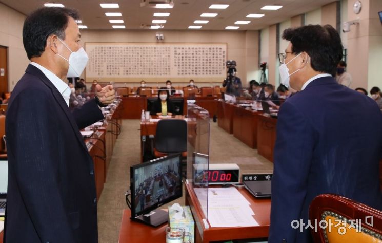 윤한홍 국민의힘 법사위 간사가 6일 국회에서 열린 법제사법위원회의 '윤석열 전 검찰총장의 고발 사주 의혹'과 관련한 현안 질의를 위한 전체회의에 출석, 회의 시작 전 김오수 검찰총장의 출석을 요구하고 있다./윤동주 기자 doso7@