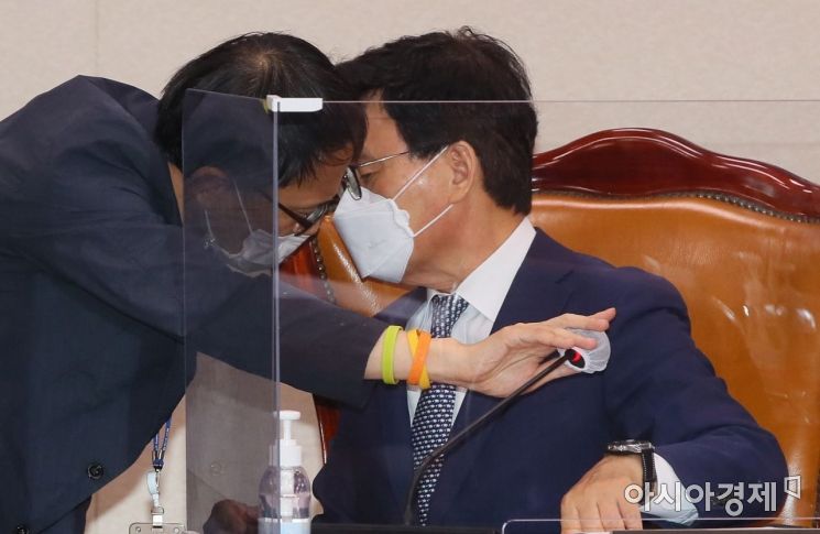 박광온 국회 법제사법위원장과 박주민 더불어민주당 법사위 간사가 6일 국회에서 열린 법제사법위원회의 '윤석열 전 검찰총장의 고발 사주 의혹'과 관련한 현안 질의를 위한 전체회의에 출석, 회의 도중 이야기를 나누고 있다./윤동주 기자 doso7@