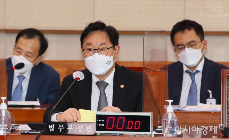 박범계 법무부 장관이 6일 국회에서 열린 법제사법위원회의 '윤석열 전 검찰총장의 고발 사주 의혹'과 관련한 현안 질의를 위한 전체회의에 출석, 의원들 질의에 답변하고 있다./윤동주 기자 doso7@