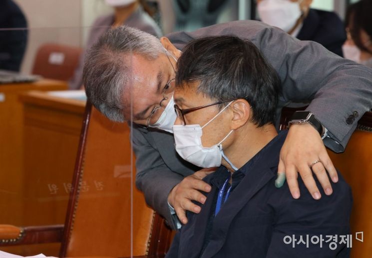 최강욱 열린민주당 의원 이 6일 국회에서 열린 법제사법위원회의 '윤석열 전 검찰총장의 고발 사주 의혹'과 관련한 현안 질의를 위한 전체회의에 출석, 회의 도중 박주민 더불어민주당 간가와 이야기를 나누고 있다./윤동주 기자 doso7@