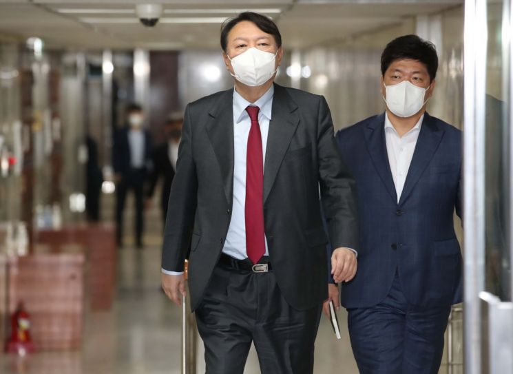 국민의힘 대권주자인 윤석열 전 검찰총장이 6일 서울 여의도 국회에서 이준석 당 대표와 면담을 위해 대표실로 향하고 있다. [이미지출처=연합뉴스]