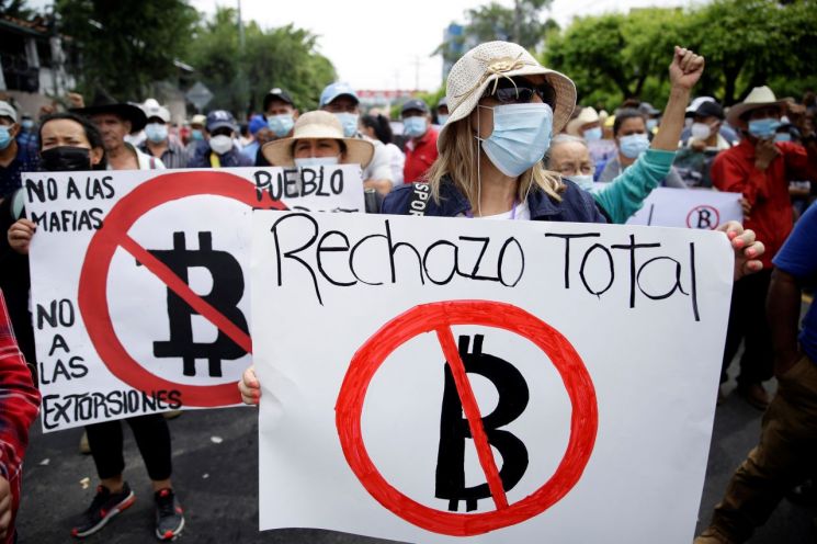 엘살바도르에서 비트코인의 법정통화 도입을 반대하는 시민들의 시위가 진행되는 모습 [이미지출처=EPA연합뉴스]