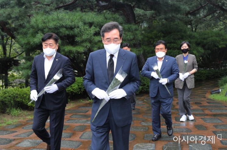 이낙연 더불어민주당 대선경선 후보가 7일 서울 동작구 동작동 국립서울현충원 김대중 대통령 묘소에 헌화하고 있다./국회사진기자단