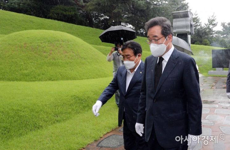이낙연 더불어민주당 대선경선 후보가 7일 서울 동작구 동작동 국립서울현충원 김대중 대통령 묘소에 참배를 마친 뒤 돌아가고 있다./국회사진기자단