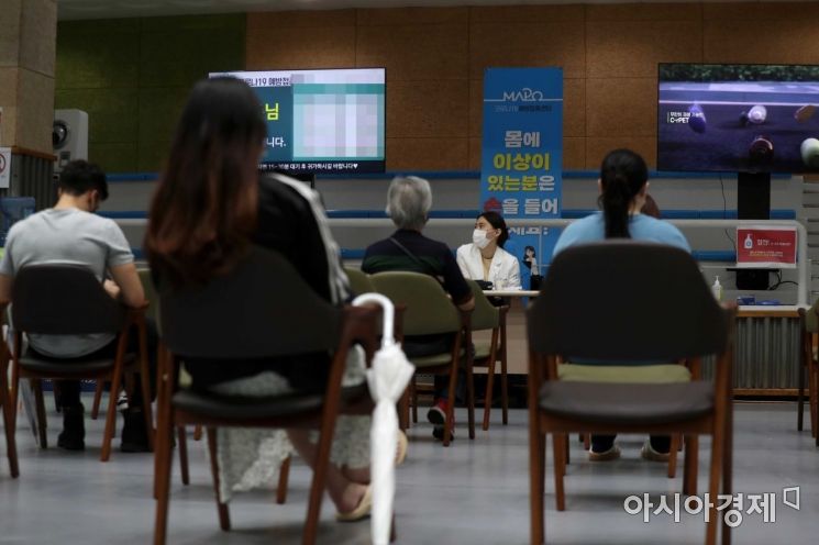 화이자 백신을 맞은 시민들이 이상반응 모니터링 구역에서 대기하고 있다. /문호남 기자 munonam@