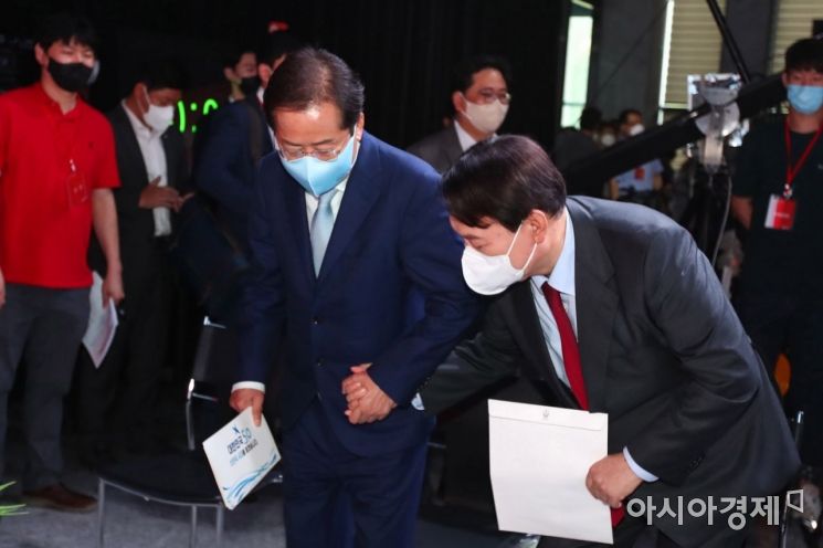 윤석열 국민의힘 대선경선 후보와 홍준표 후보가 7일 서울 강서구 마곡동 ASSA빌딩 방송스튜디오에서 열린 국민의힘 '제20대 대통령후보 1차 경선 후보자 3대 정책공약 발표회'에 참석, 인사를 나누고 있다./국회사진기자단