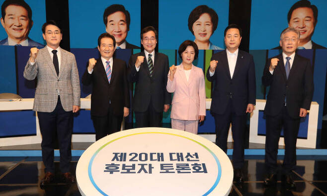 7일 오후 대구 TBC에서 열린 더불어민주당 제20대 대선 후보자 토론회에서 토론회에 앞서 후보들이 포즈를 취하고 있다. 왼쪽부터 박용진, 정세균, 이낙연, 추미애, 김두관, 이재명 후보. (사진= 연합뉴스)