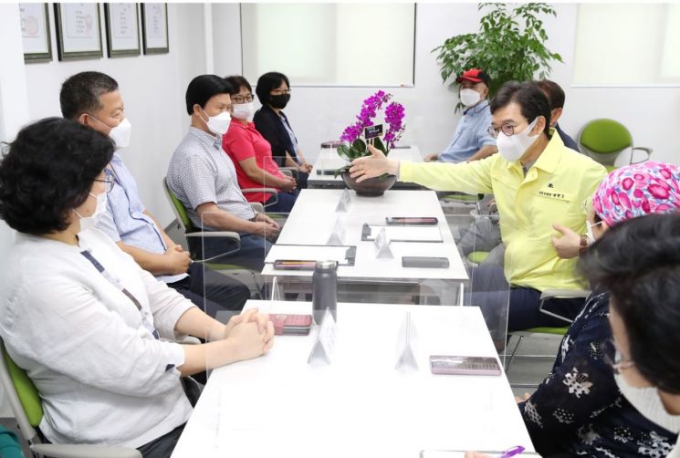 정원오 성동구청장이 지난달 20일 용답상가시장 고객센터에 방문, 상가시장 상인 및 주민들과 대화를 하고 있다.
