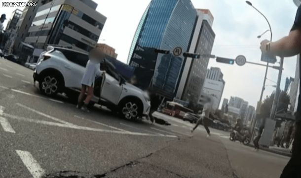 SUV 차량 밑에 깔린 오토바이 운전자를 시민 수십명이 달려와 구조하는 모습 / 사진=유튜브 한문철TV 캡처