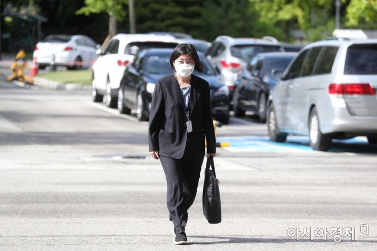 임은정 법무부 감찰담당관이 8일 윤석열 전 검찰총장의 한명숙 전 국무총리 모해위증교사 수사 방해 의혹과 관련해 참고인 신분으로 조사를 받기 위해 정부과천청사 공수처로 향하고 있다. /문호남 기자 munonam@
