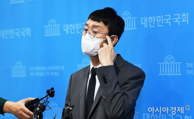 김웅 국민의힘 의원이 8일 국회 소통관에서 윤석열 검찰총장의 '고발사주' 의혹과 관련해 기자회견을 가진 뒤 기자들의 질문에 답변하고 있다./윤동주 기자 doso7@