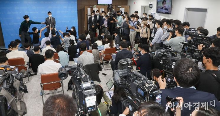 김웅 국민의힘 의원이 8일 국회 소통관에서 윤석열 검찰총장의 '고발사주' 의혹과 관련해 기자회견을 가진 뒤 기자들의 질문에 답변하고 있다./윤동주 기자 doso7@