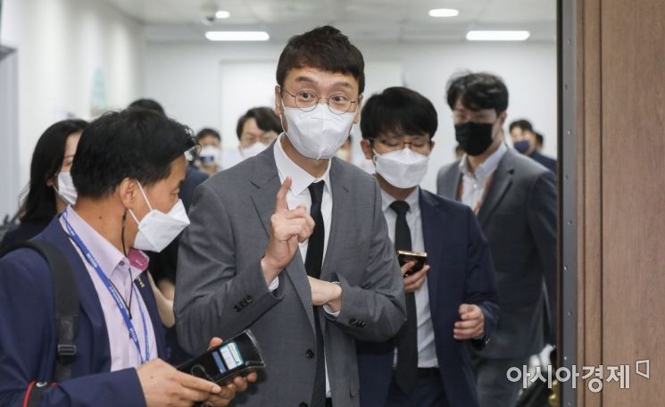 김웅 국민의힘 의원이 8일 국회 소통관에서 윤석열 검찰총장의 '고발사주' 의혹과 관련한 기자회견을 갖기 위해 회견장으로 들어서고 있다./윤동주 기자 doso7@