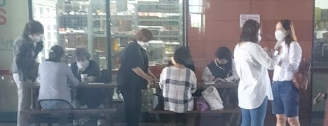 8일 경기 용인시 '수지구청역 롯데캐슬 하이브엘' 모델하우스 인근 건물에서 중개업자들이 이 아파트전매 거래를 알선하고 있다.