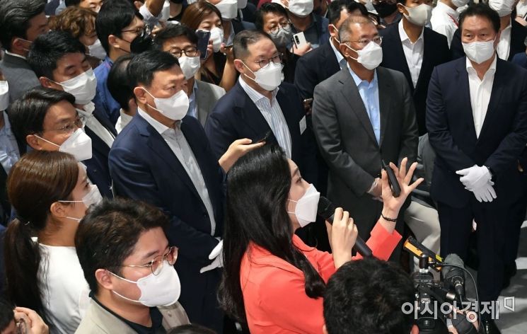 8일 경기도 고양시 킨텍스에서 열린 2021 수소모빌리티+쇼에서 최태원(오른쪽 부터) SK그룹 회장, 정의선 현대자동차그룹 회장, 조현상 효성그룹 부회장, 신동빈 롯데그룹 회장, 최정우 포스코 회장 등 내빈들이 SKE&S의 전시장을 둘러보고 있다./고양=강진형 기자aymsdream@