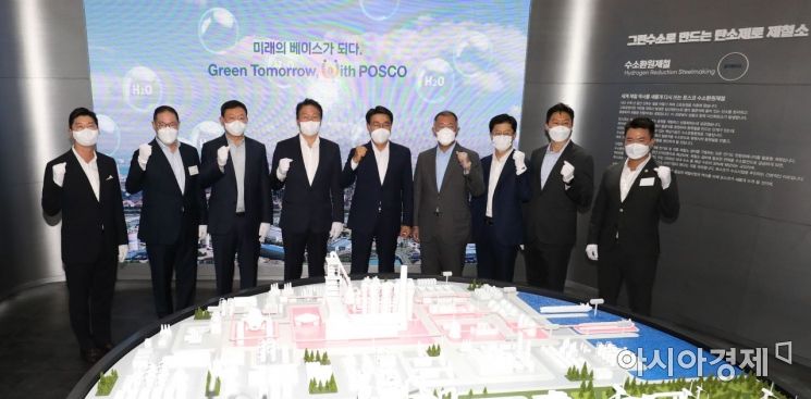 8일 경기도 고양시 킨텍스 제2전시장에서 열린 '2021 수소모빌리티+쇼' 를 찾은 기업 총수들이 포스코 부스를 둘러본 후 기념촬영을 하고 있다. 왼쪽부터 허세홍 GS그룹 사장, 조현상 효성그룹 부회장, 신동빈 롯데그룹 회장, 최태원 SK그룹 회장, 최정우 포스코그룹 회장, 정의선 현대차그룹 회장, 허정석 일진홀딩스 부회장, 정기선 현대중공업지주 부사장, 이규호 코오롱그룹 부사장./고양=강진형 기자aymsdream@