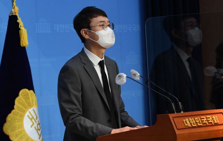 김웅 국민의힘 의원이 8일 서울 여의도 국회 소통관에서 지난해 총선 당시 윤석열 검찰총장의 측근 검사로부터 여권 인사에 대한 고발장을 넘겨받았다는 이른바 '고발사주' 의혹과 관련해 기자회견을 하고 있다. [이미지출처=연합뉴스]