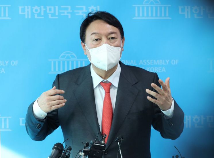 국민의힘 대권주자인 윤석열 전 검찰총장이 8일 서울 여의도 국회 소통관에서 '고발사주' 의혹과 관련해 입장을 밝히고 있다. [이미지출처=연합뉴스]