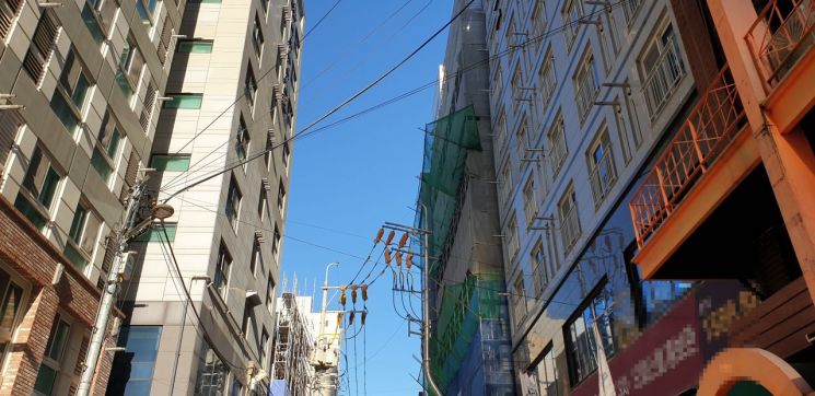 몇 년 전까지 의류 매장·헤어숍 등으로 가득차 ‘패션의 메카’로 불리던 이화여대 상권 골목에 현재는 높은 오피스텔 건물들이 빽빽하게 들어섰다. 곳곳에서 신축 공사도 진행 중이다. (사진=류태민 기자)