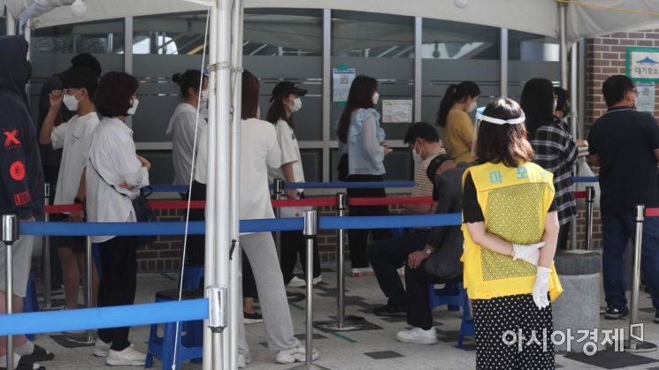 수도권을 중심으로 코로나19 확산세가 이어지고 있는 9일 서울 마포구보건소 선별진료소에서 시민들이 검사를 받기 위해 기다리고 있다. /문호남 기자 munonam@