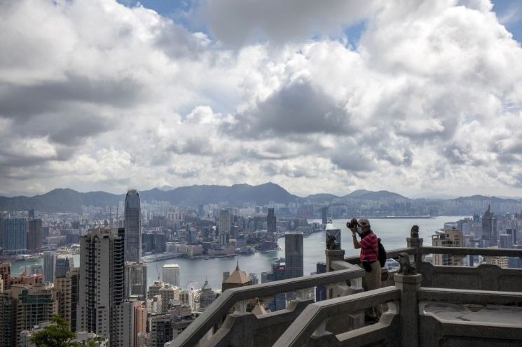 싱가포르 경제, 13년만에 홍콩에 추월당할 듯