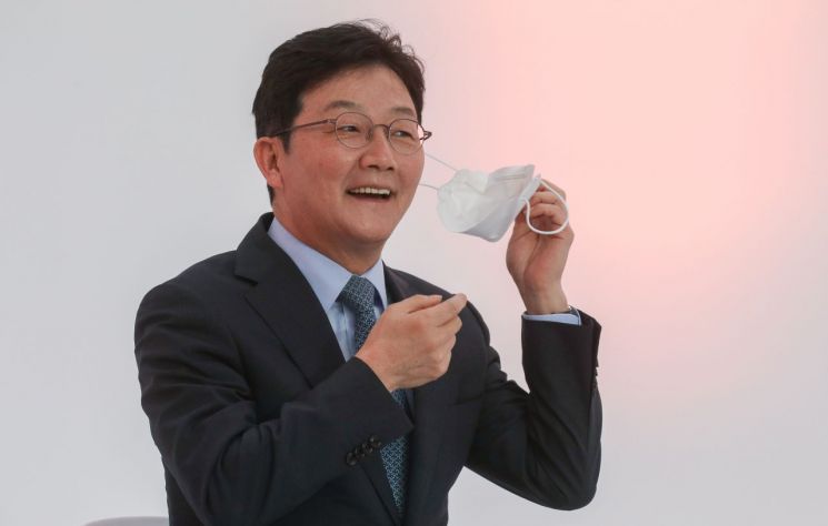 9일 서울 금천구 즐스튜디오에서 열린 국민의힘 대선 경선 후보 '국민 시그널 면접'에 참가한 유승민 후보가 마스크를 벗고 있다. 2021.9.9 [국회사진기자단] [이미지출처=연합뉴스]