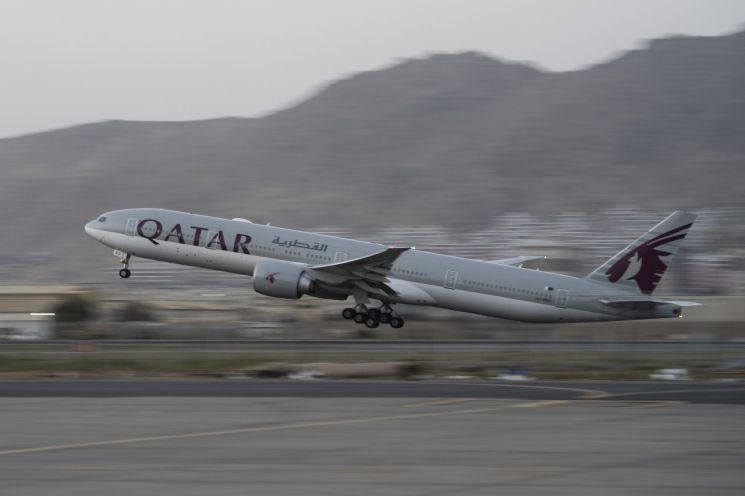 미국인 등 외국인을 태운 카타르 항공 여객기가 9일(현지시간) 아프가니스탄 수도 카불 공항을 이륙하고 있다. [이미지출처=AP연합뉴스]