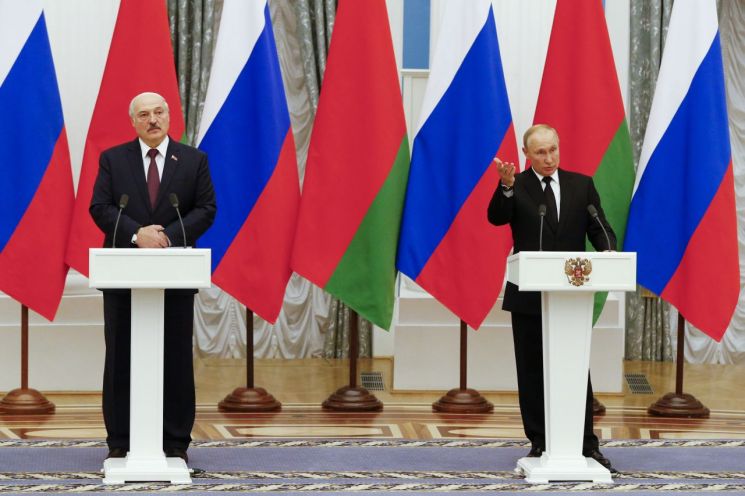 알렉산드르 루카셴코 벨라루스 대통령(왼쪽)과 블라디미르 푸틴 러시아 대통령 [이미지출처=AP연합뉴스]