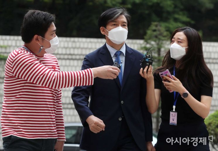 감찰 무마 의혹과 자녀 입시 비리 등의 혐의로 기소된 조국 전 법무부 장관이 10일 서울 서초구 서울중앙지방법원에서 열린 1심 속행 공판에 출석하고 있다. /문호남 기자 munonam@