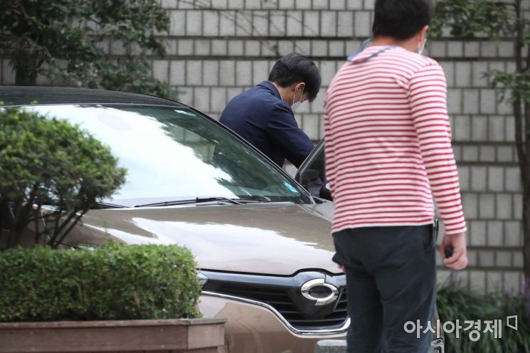 감찰 무마 의혹과 자녀 입시 비리 등의 혐의로 기소된 조국 전 법무부 장관이 25일 서울 서초구 서울중앙지방법원에서 열린 1심 속행 공판에 출석하고 있다. /문호남 기자 munonam@