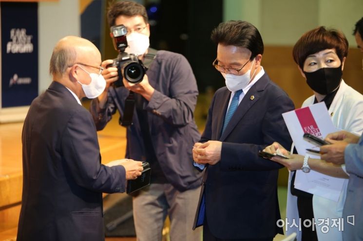 제4회 창원극동포럼에 참석한 안창호 전 헌법재판관과 김하용 경남도의장이 인사를 나누고 있다./이상현 기자 lsh2055@