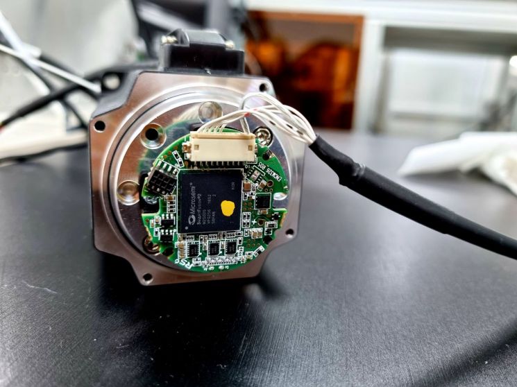 로봇 두뇌·움직이는 자석…스마트공장을 깨우다