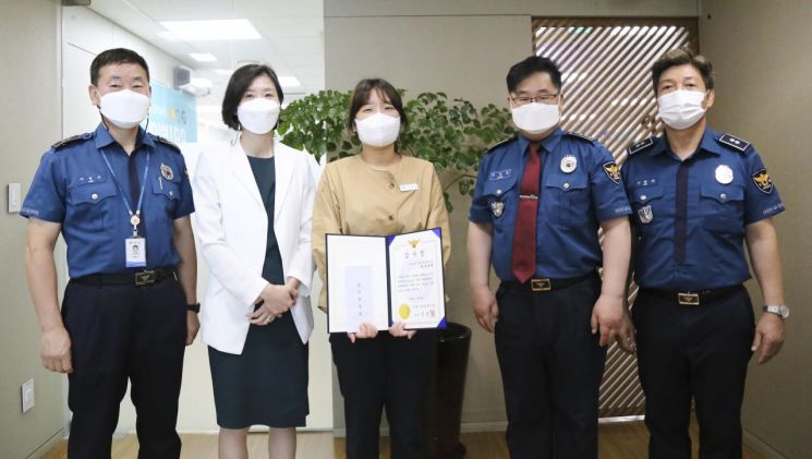 하나은행 굽은다리역점 김진영 계장에게 감사장을 수여하고 있다. [사진제공=서울 강동경찰서]