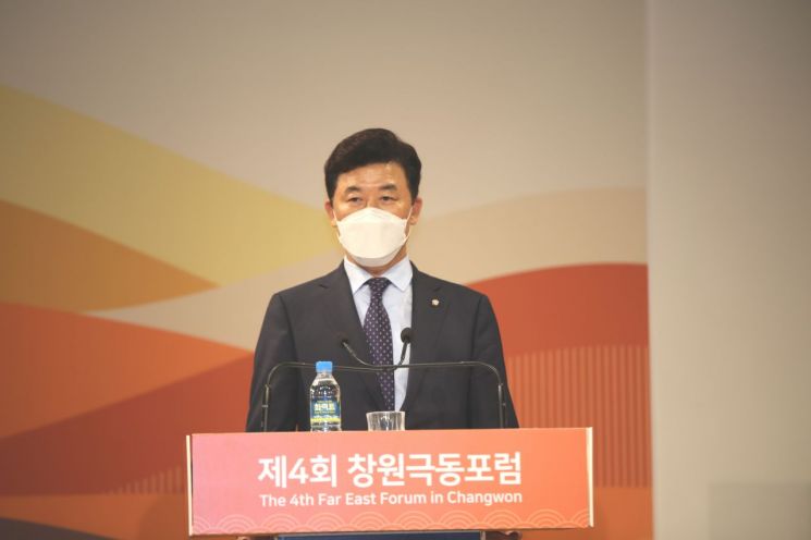 윤영석 의원이 개회사를 낭독하고 있다./이상현 기자 lsh2055@