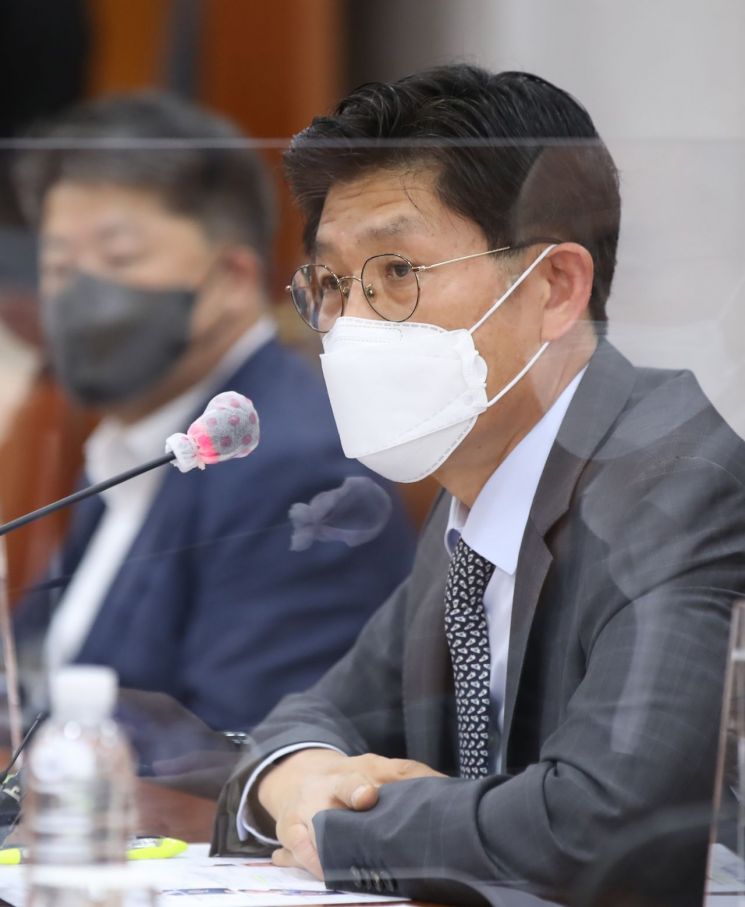 노형욱 국토교통부 장관이 9일 오후 서울 여의도 대한주택건설협회에서 열린 제2차 주택공급기관 간담회에서 발언하고 있다. [이미지출처=연합뉴스]