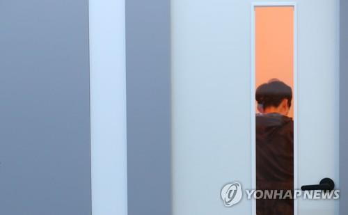 한 청년이 스터디룸에서 공부하고 있다. 사진은 기사 중 특정 표현과 무관. [이미지출처=연합뉴스]