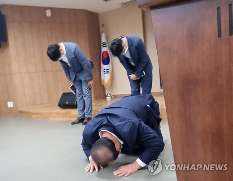 지난 8월 11일 농협 창원시지부에서 백승조 남창원농협 조합장이 큰절로 대시민 사과를 하고 있다.[이미지출처=연합뉴스]
