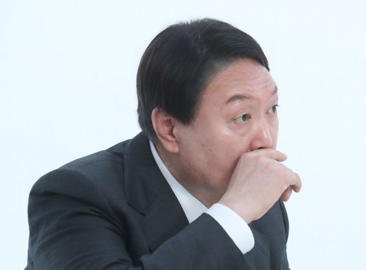 국민의힘 대선 경선 후보인 윤석열 전 검찰총장이 10일 오후 서울 금천구 즐스튜디오에서 열린 '국민 시그널 면접'에 참석해 면접관 질문을 듣고 있다. / 사진=연합뉴스