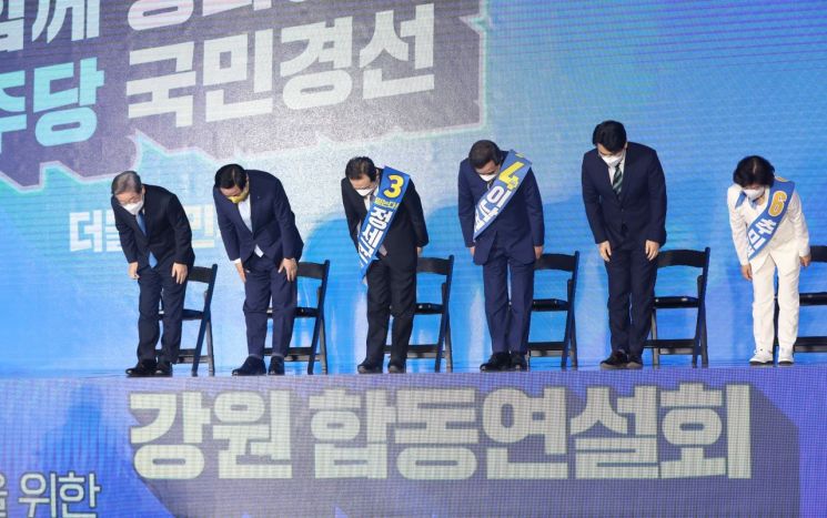 12일 오후 강원 원주시 오크밸리리조트 컨벤션홀에서 열린 더불어민주당 강원권역 순회경선 합동연설회에서 후보들이 선거 결과 발표를 들은 뒤 인사하고 있다. 왼쪽부터 기호순으로 이재명, 김두관, 정세균, 이낙연, 박용진, 추미애 후보. / 사진=연합뉴스