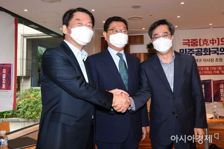 대선출마를 선언한 김동연 전 경제부총리와 안철수 국민의당 대표가 13일 서울 여의도 카페 하우스에서 열린 '극중의 길, 민주공화국의 앞날' 강연회에 참석, 행사 시작에 앞서 정덕구 니어재단 이사장과 인사를 나누고 있다./윤동주 기자 doso7@