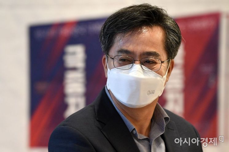 대선출마를 선언한 김동연 전 경제부총리가 13일 서울 여의도 카페 하우스에서 열린 '극중의 길, 민주공화국의 앞날' 강연회에 참석, 발언을 하고 있다./윤동주 기자 doso7@