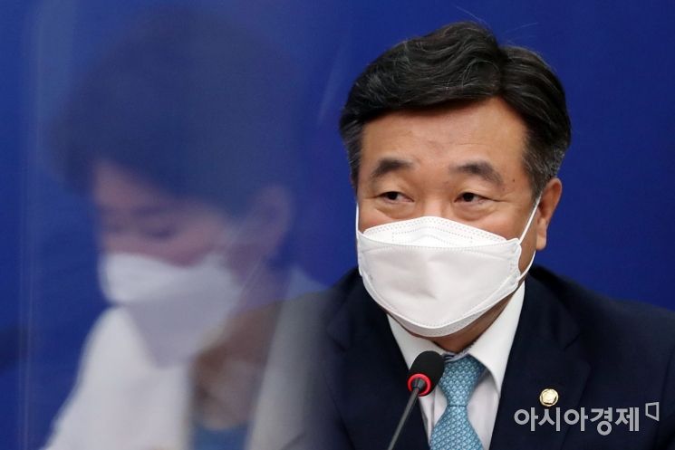 윤호중 더불어민주당 원내대표가 13일 국회에서 열린 최고위원회의에 참석, 모두발언을 하고 있다./윤동주 기자 doso7@