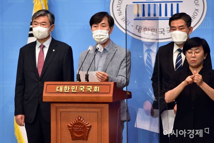 하태경 국민의힘 의원 등 정보위원들이 13일 국회 소통관에서 '윤석열 고발사주 의혹'에 대해 박지원 국정원장의 정칙개입 사건이라고 주장하며 박 원장 사퇴와 정보위 소집 등을 요구하는 기자회견을 하고 있다./윤동주 기자 doso7@