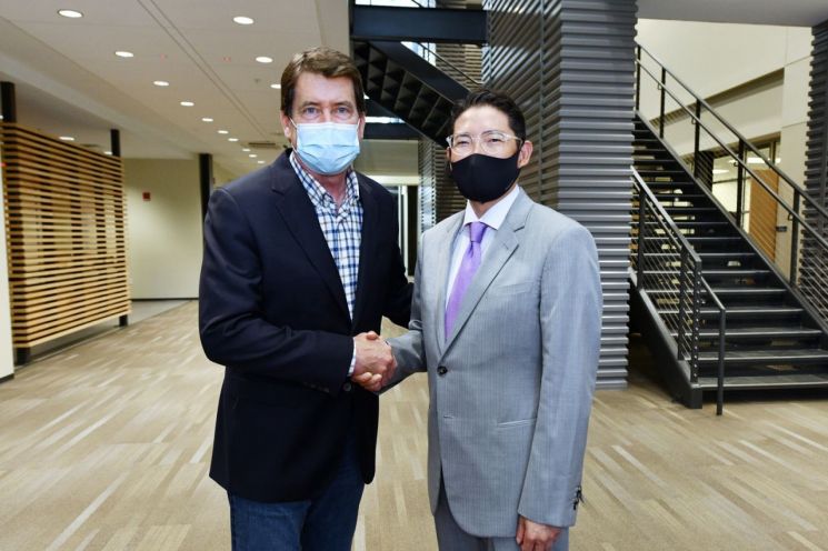 조현준 효성그룹 회장(오른쪽)이 효성중공업 테네시주 멤피스 공장에서 빌 해거티 미 상원의원(왼쪽)과  만나 상호 협력 방안을 논의했다.＜사진제공:효성＞