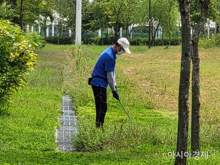 해수욕장 골프 연습이 논란이 되고 있는 13일 서울 여의도 국회의사당 앞 한강공원 내 운동장에서 한 시민이 골프를 치고 있다./윤동주 기자 doso7@