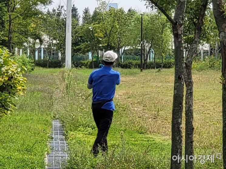 해수욕장 골프 연습이 논란이 되고 있는 13일 서울 여의도 국회의사당 앞 한강공원 내 운동장에서 한 시민이 골프를 치고 있다./윤동주 기자 doso7@