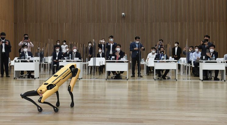국회 포럼 나선 정의선 "로보틱스, 인류 위한 것"…로봇犬 '스팟' 시연도 