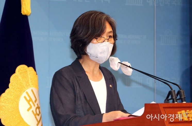 강민정 열린민주당 원내대표가 13일 국회 소통관에서 국민대가 윤석열 전 검찰총장의 부인 김건희 씨의 '박사학위 논문 부정 의혹'에 관한 본 조사를 하지 않기로 한 결정에 대해 교육부가 즉시 제재할 것을 촉구하는 기자회견을 갖고 있다./윤동주 기자 doso7@